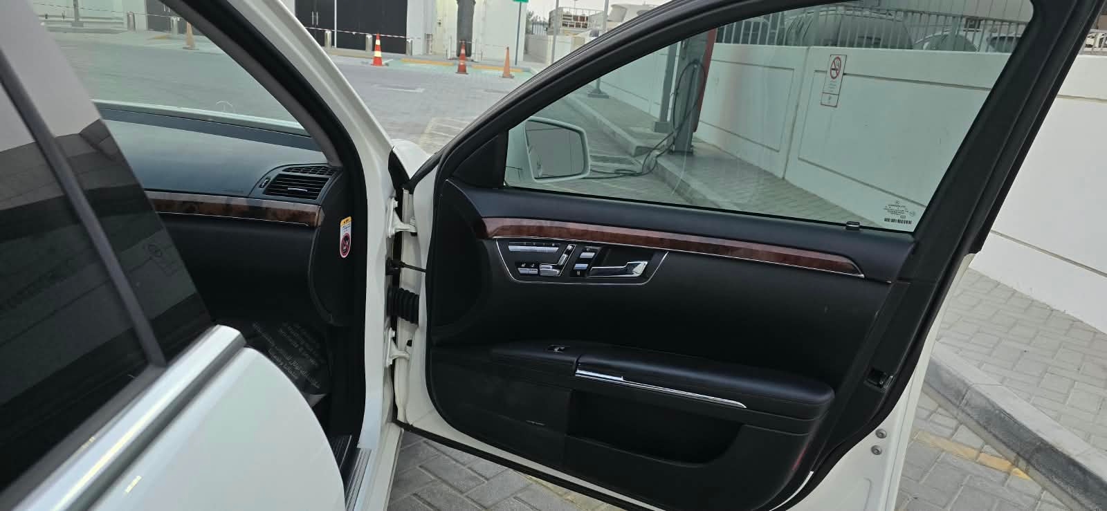 White Mercedes Benz S 400 h 2011
